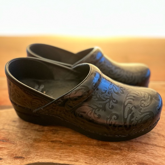 Dansko Slip-On Clog SIZE: W8 - Picture 1 of 2